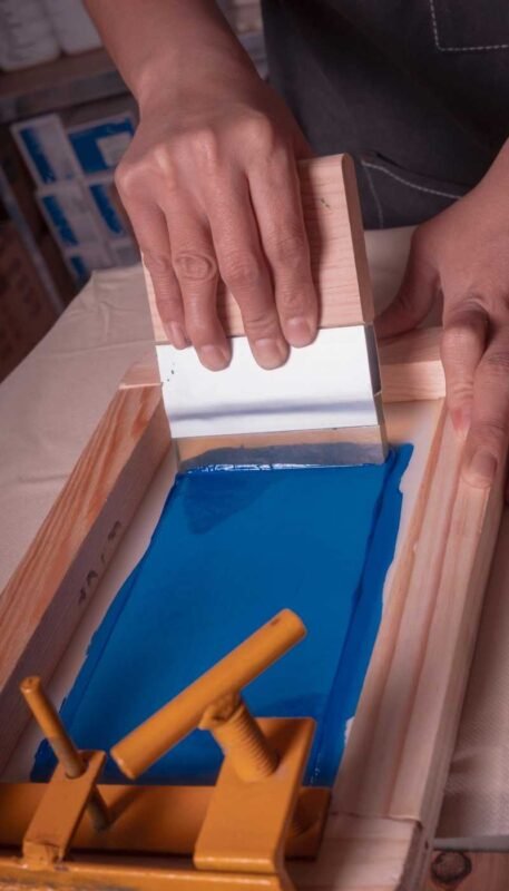 Ispezione di controllo qualità delle borse di tela in cotone sostenibile presso lo stabilimento di produzione del Bangladesh, garantendo gli standard B2B