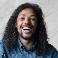 Zahíno Eduardo, designer gráfico responsável pela criação de identidade visual para a marca e embalagens da Biz Njp.