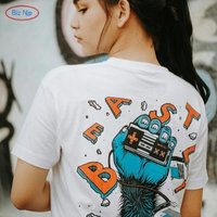 Mulher usando uma elegante camiseta estampada de manga comprida, perfeita para o outono, exibindo camisetas estampadas femininas da moda com arte sustentável e personalizada.