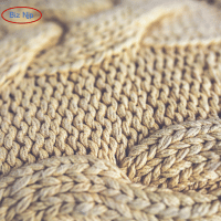 Suéteres de tricô aconchegantes em vários estilos e cores, exibindo padrões intrincados, perfeitos para usar no inverno.