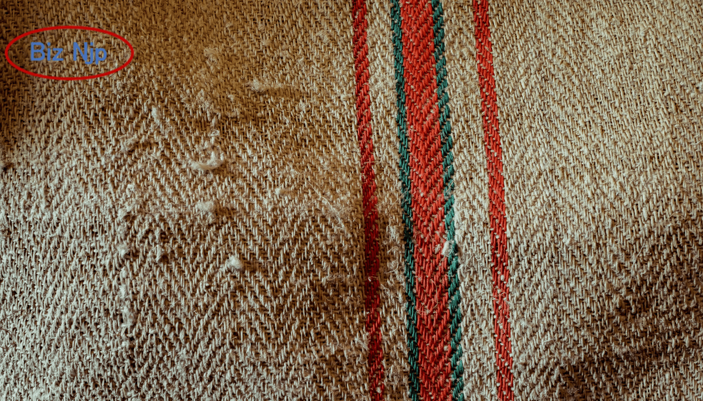 Fibres de jute brutes fraîchement rouies et séchées, mises en ballots dans les champs pendant la saison de récolte du jute au Bangladesh — prêtes à être mises en balles et exportées par Biz Njp.