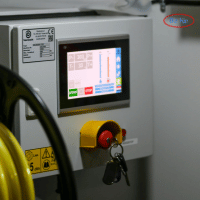 Staplade vita Biz NJP FIBC-jumbopåsar på pallar i ett rent industrilager, vilket visar på högvolymstillverkning och rigorösa kvalitetskontrollstandarder.